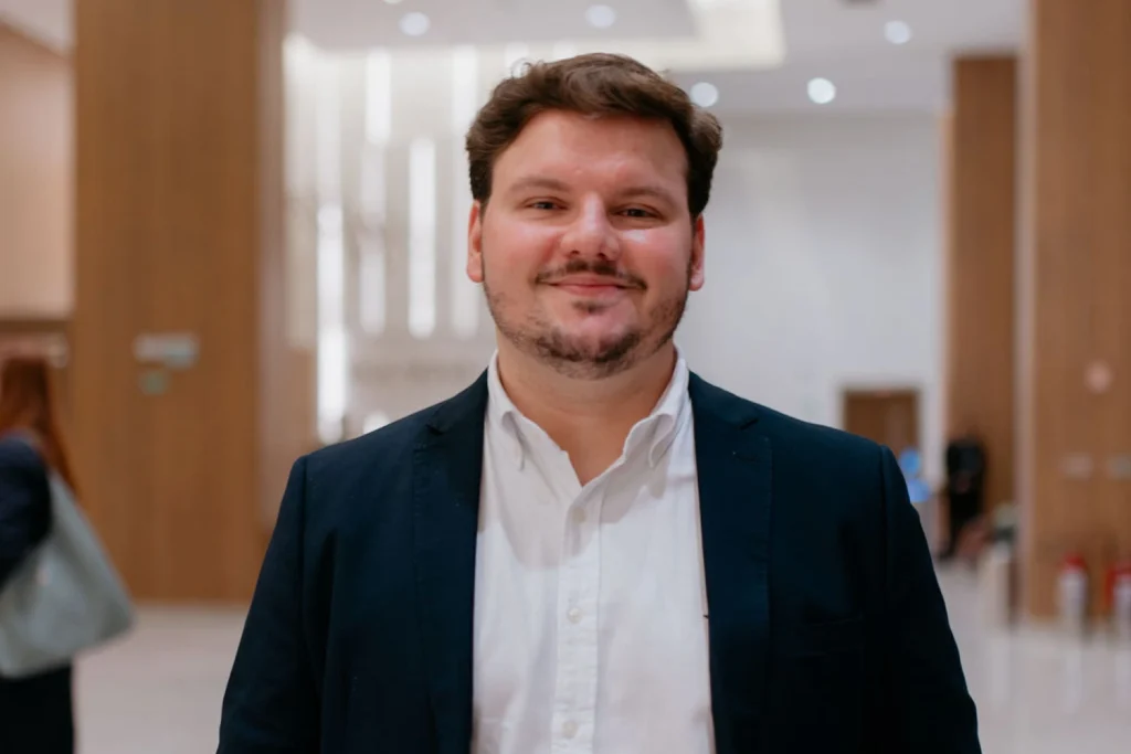 Cirurgião ginecológico Dr. Guilherme Zanluchi em corredor de hospital referência de São Paulo