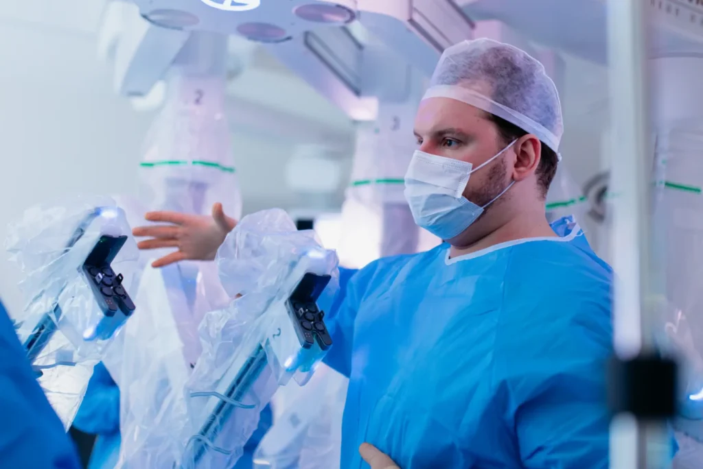 Dr. Guilherme em console de cirurgia ginecológica robótica