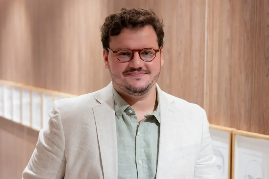 Dr. Guilherme Zanluchi | Cirurgia Ginecológica em SP 5 Cirurgião ginecológico Dr. Guilherme Zanluchi em corredor de hospital referência de São Paulo